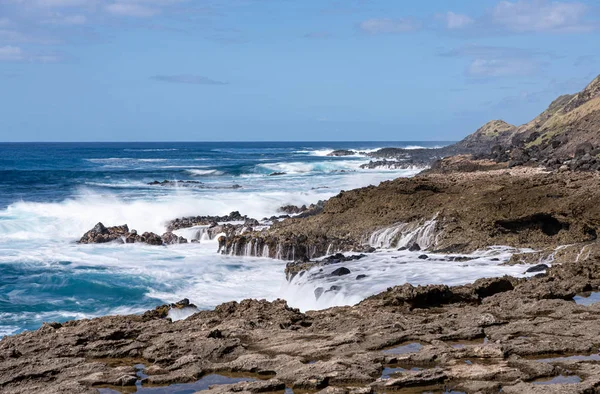 Zimní vlny havárie na skalnatém pobřeží na Kaena Point na Oahu — Stock fotografie