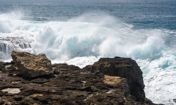 Ondas de inverno colidem na costa rochosa em Kaena Point em Oahu — Fotografia de Stock