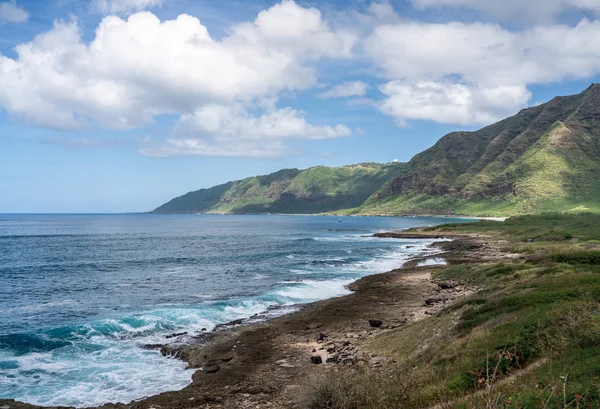 Kaena Point al final de la carretera a lo largo de la costa oeste de Oahu en Hawaii — Foto de Stock