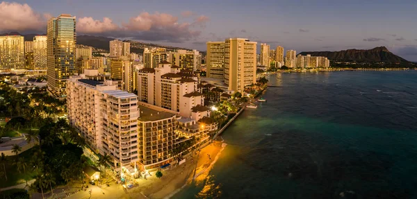 Vista aérea da praia de Waikiki em direção a Diamond Head ao pôr do sol — Fotografia de Stock