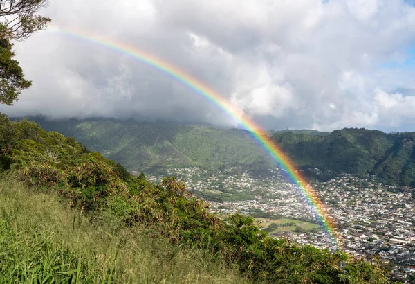 Rainbow over the suburbs of Woodlawn and Manoa in Honolulu, Oahu — Stockfoto