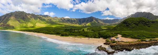 Makua beach and valley on west coast of Oahu in aerial shot over ocean — Stockfoto