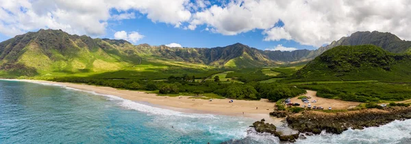 Makua Strand und Tal an der Westküste von Oahu in Luftaufnahme über dem Ozean — Stockfoto