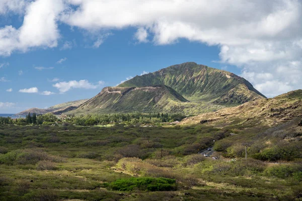 Vue arrière du cratère sur le sommet de Koko Head sur Oahu de la randonnée au phare — Photo