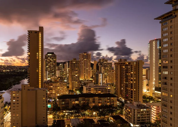 Sunrise cityscape of Waikiki towards the Diamond Head crater in Oahu — Stockfoto