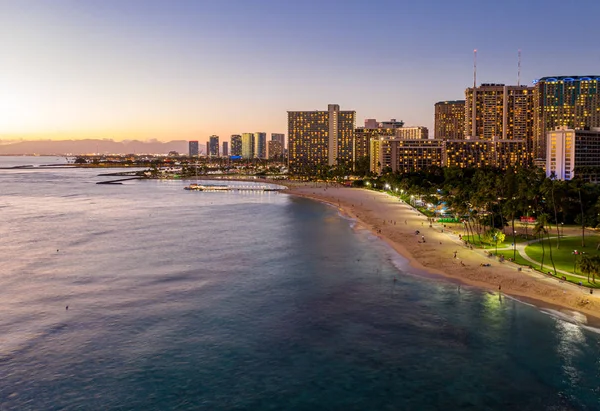 Aerial view of Waikiki beach towards Honolulu at sunset — Stok fotoğraf