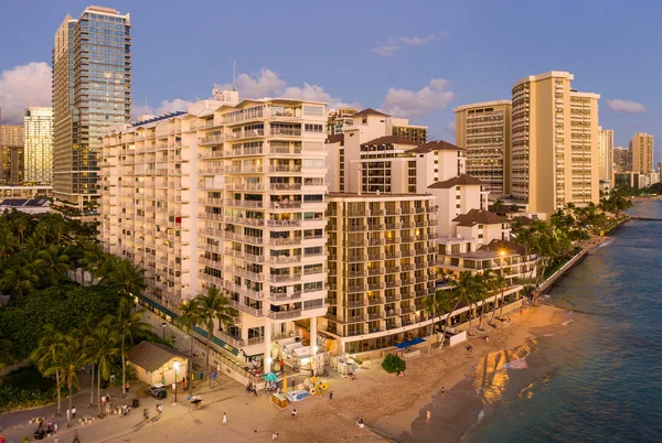 Αεροφωτογραφία του Waikiki beach amd ξενοδοχεία στο ηλιοβασίλεμα — Φωτογραφία Αρχείου