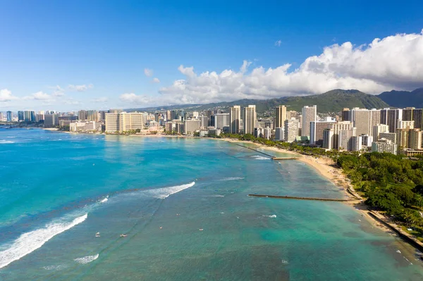Vista aérea de Waikiki mirando hacia Honolulu en Oahu — Foto de Stock
