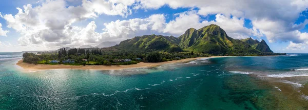 Tiro aéreo de drones de Tunnels Beach en la orilla norte de Kauai en Hawai —  Fotos de Stock