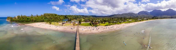 Drone aéreo tiro da baía de Hanalei e praia na costa norte de Kauai, no Havaí — Fotografia de Stock