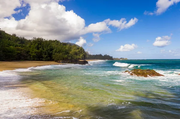 Пляж Лумахай на северном берегу Кауаи на Гавайях — стоковое фото