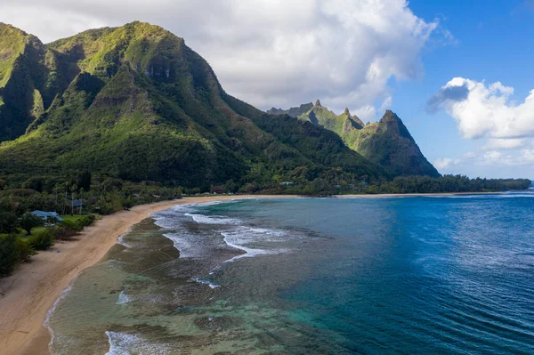 Aerial drone shot of Tunnels Beach on the north shore of Kauai in Hawaii — ストック写真