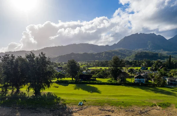 Foto aerea drone della città di Hanalei e montagne dal parco spiaggia di Waioli — Foto Stock