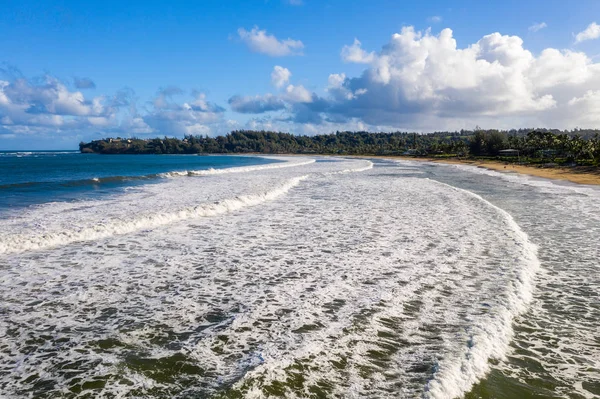 Аэросъемка залива Ханалеи и Принсвилла с пляжа Вайоли — стоковое фото