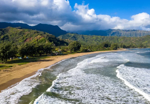 Aerial drone shot of Hanalei bay and mountains from Waioli beach park — Stock Photo, Image