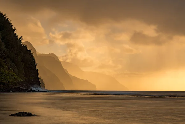 Puesta de sol sobre las montañas en retroceso de la costa de Na Pali de Kauai en Hawai —  Fotos de Stock
