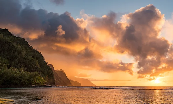 Pôr do sol sobre as montanhas recuando da costa de Na Pali de Kauai em Havaí — Fotografia de Stock