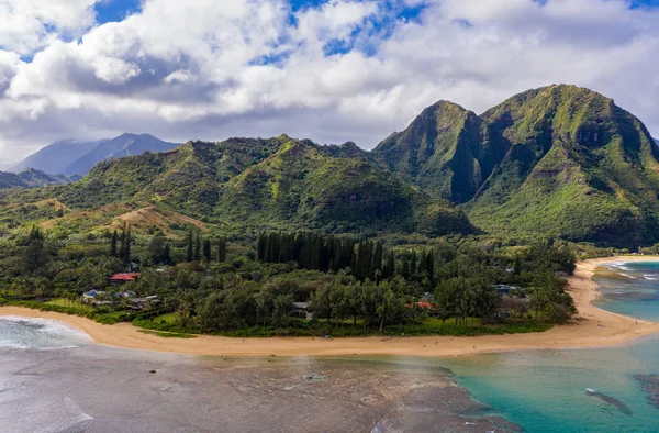 Tiro aéreo de drones de Tunnels Beach en la orilla norte de Kauai en Hawai —  Fotos de Stock