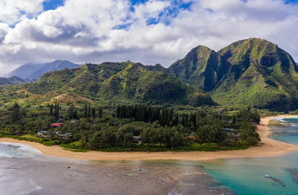 Aerial drone shot of Tunnels Beach on the north shore of Kauai in Hawaii — Stok fotoğraf