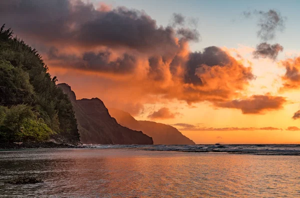 Sunset over the receding mountains of the Na Pali coast of Kauai in Hawaii — Zdjęcie stockowe