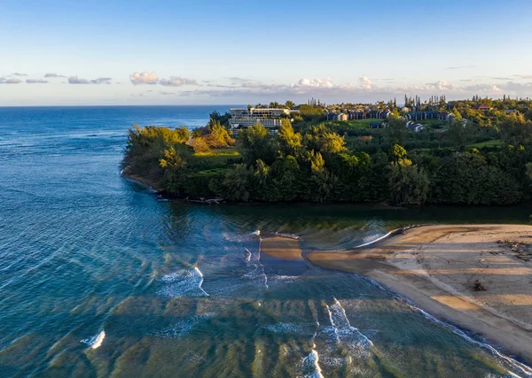 Droneskudd fra luften av Hanalei Bay og Princeville på nordkysten av Kauai på Hawaii – stockfoto