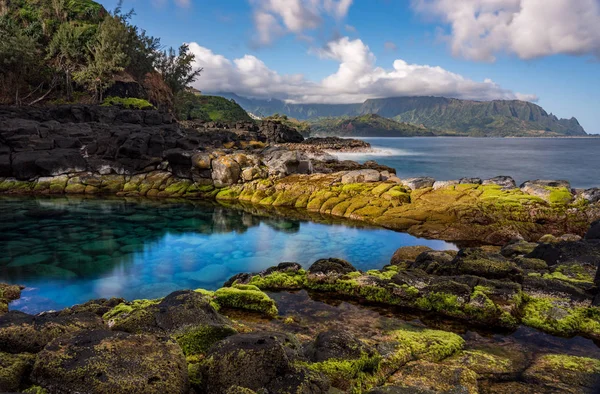 Image longue exposition de la piscine connue sous le nom de Bain du Queens sur la rive nord de Kauai — Photo