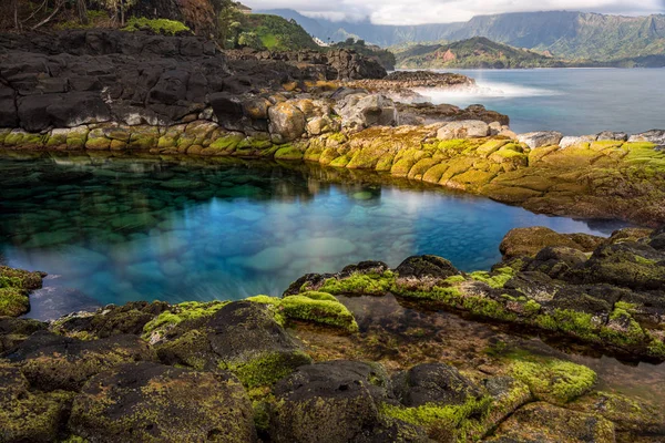 Long exposure image of the pool known as Queens Bath on north shore of Kauai — Stok fotoğraf