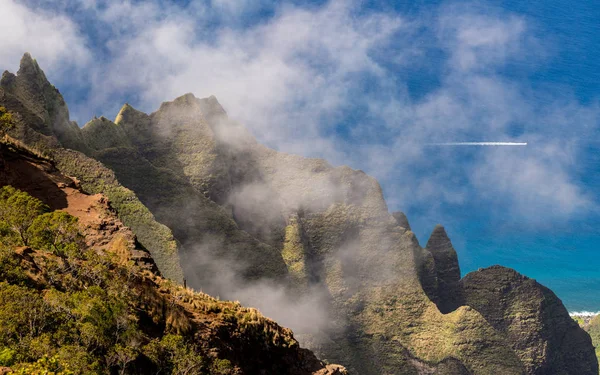 Vista de las rocas estriadas de la costa de Na Pali desde el Kalalau en Kauai, Hawai —  Fotos de Stock