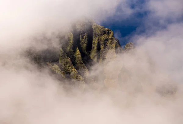 Veduta delle rocce scanalate della costa di Na Pali dal Pihea Trail a Kauai, Hawaii — Foto Stock