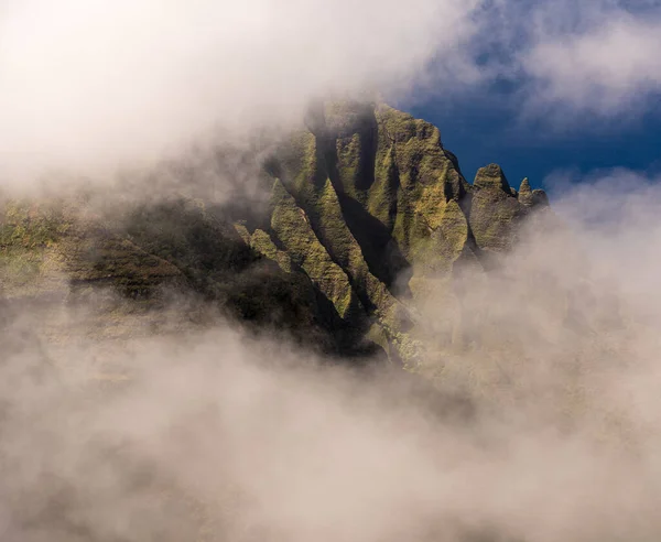 Vista de las rocas estriadas de la costa de Na Pali desde el sendero Pihea en Kauai, Hawai — Foto de Stock