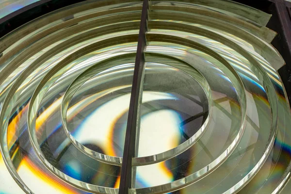 Primo piano della lente di vetro fresnel in un faro per concentrare il fascio — Foto Stock