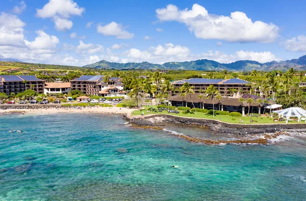 Dronebilde av Lawai Beach på sørkysten av Kauai på Hawaii – stockfoto