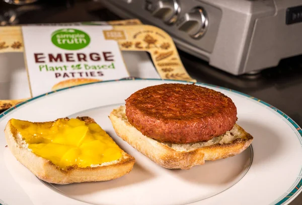 Simple Life Emerge plant based burger in on bun with melted cheese — Stock Photo, Image