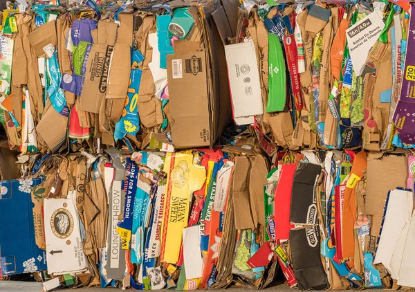 Stapelweise gefaltete Pappkartons bereit für das Recycling hinter Walmart-Geschäft — Stockfoto