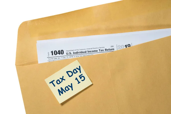 Налоговые напоминания на 15 мая в связи с задержкой коронавируса на конверте — стоковое фото