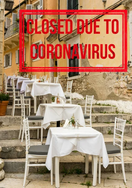 Mese goale și scaune ale restaurantului local din Corfu închise din cauza virusului Covid-19 — Fotografie, imagine de stoc