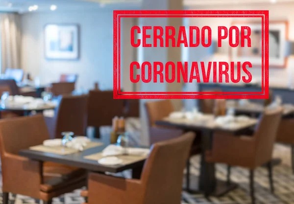 Restaurantul modern cu mese închise și semnate în spaniolă spunând închis din cauza Coronavirus — Fotografie, imagine de stoc