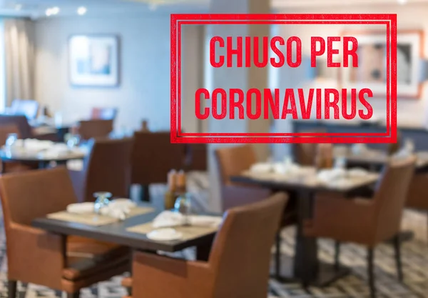 Restaurantul modern cu mese închise și semnate în italiană spunând închis din cauza Coronavirus — Fotografie, imagine de stoc