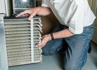 Komuta sizde bir Hvac fırın bir kirli hava filtre değiştirme