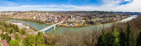 Panoramica della città di Morgantown WV da una prospettiva aerea di un drone — Foto Stock