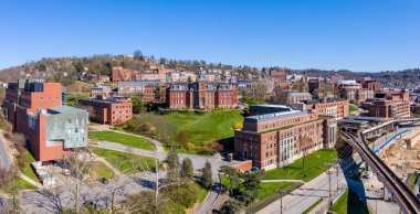 Morgantown, Batı Virginia 'daki üniversitedeki Woodburn Hall' un hava aracı panoraması.