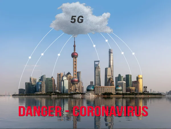 5G trådløs kontrovers som årsak til kronavirus over Shanghais skyline – stockfoto