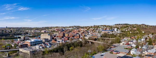 Panorama aéreo do drone no centro da cidade de Morgantown, Virgínia Ocidental — Fotografia de Stock