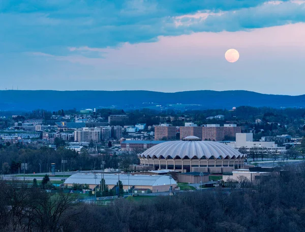 Superrosa måne reser sig över WVU-koliseum på Evansdale campus — Stockfoto