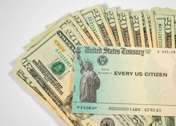 Ilustrasi atas pemeriksaan pembayaran stimulus federal dari IRS dengan uang tunai berwarna putih — Stok Foto
