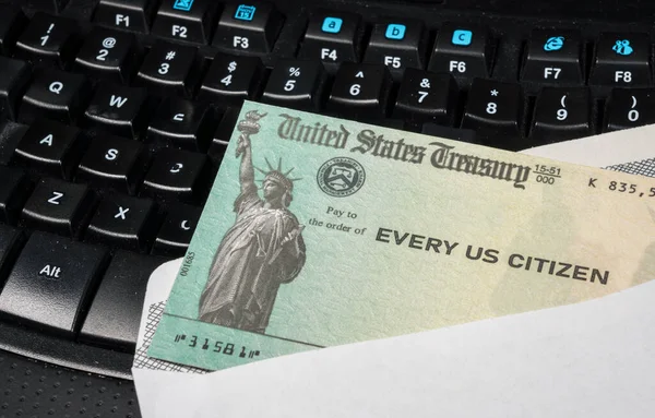 Ilustrasi pemeriksaan pembayaran stimulus federal dari IRS pada papan ketik — Stok Foto