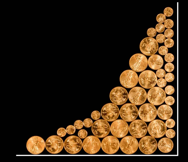 Siyah arkaplandaki altın sikkeler altın fiyatlarındaki artışı gösteriyor