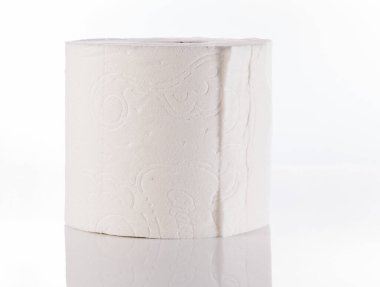 Charmin ultra yumuşak tuvalet kağıdı rulosu beyaz arkaplanda izole