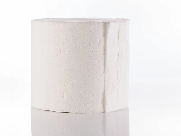 白を背景に単離された超軟式トイレ紙ロール — ストック写真