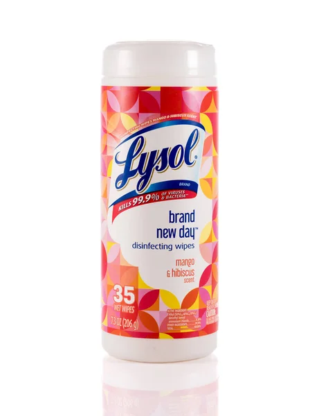 Lysol dezinfekční ubrousky izolované proti bílému pozadí — Stock fotografie